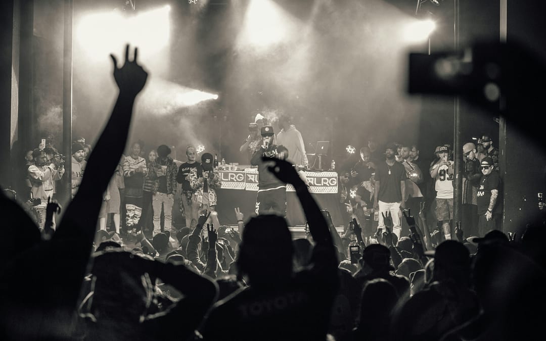 Image d'une soirée avec un MC qui chauffe la salle