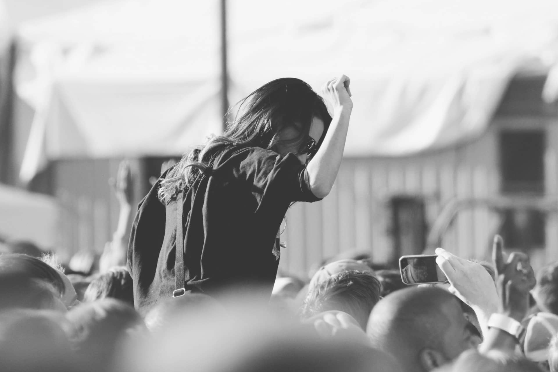 Femme sur les epaules d'un.e autre festivalier.e lors d'un concert en festival