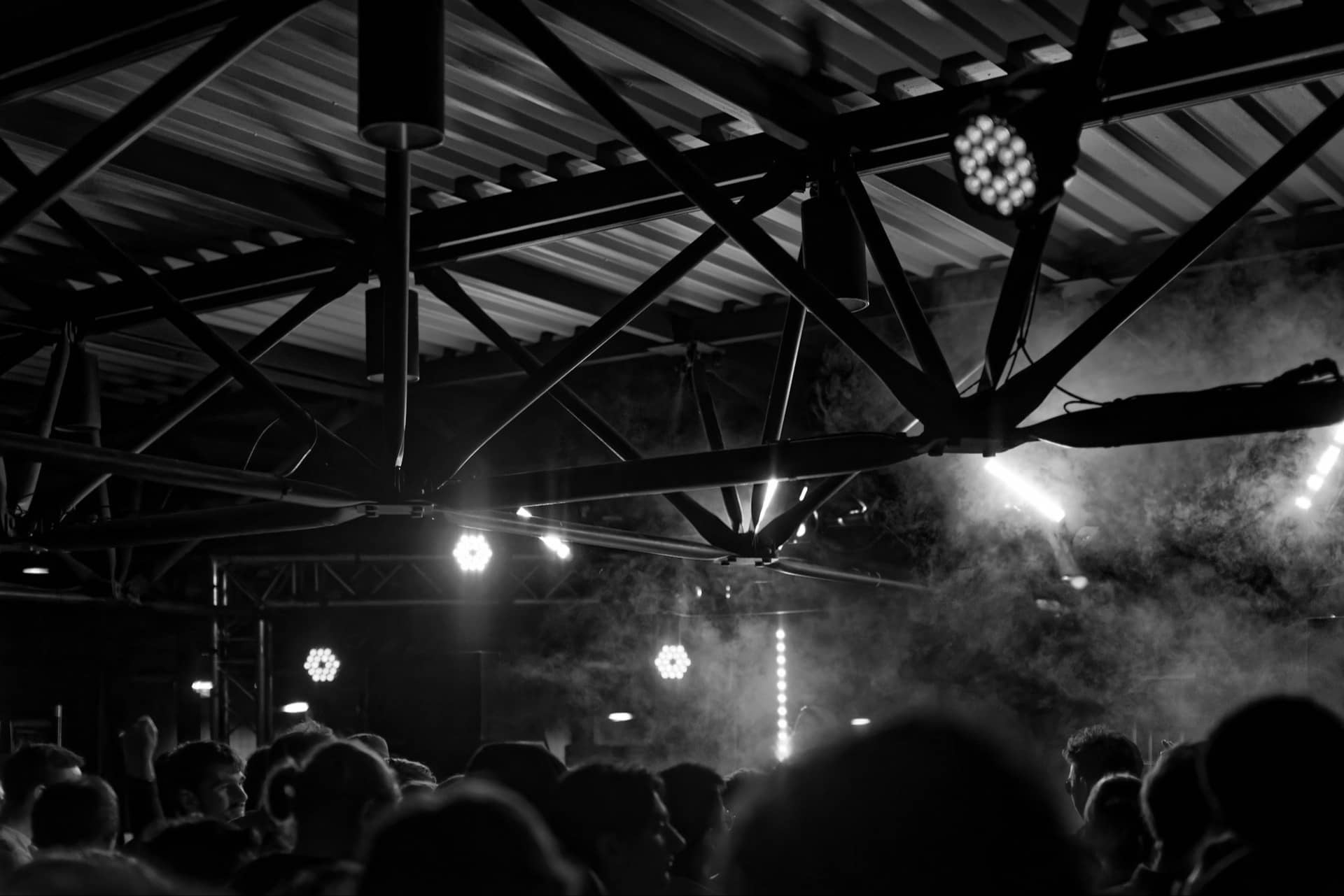 Soirée à lausanne, image de lumières et de gens qui dansent